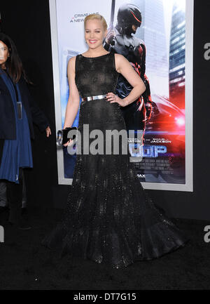 Febbraio 10, 2014 - Hollywood, California, Stati Uniti - Attrice ABBIE CORNISH arriva per la premiere del film 'Robocop' presso il Teatro Cinese. (Credito Immagine: © Lisa O'Connor/ZUMAPRESS.com) Foto Stock