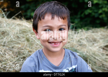 7-anno-vecchio ragazzo con denti mancanti Foto Stock