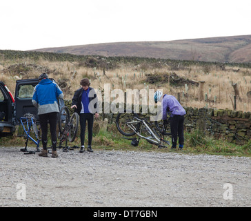 I ciclisti su un giorno gli inverni di assemblare le loro biciclette per un giro nella foresta a Macclesfield Cheshire England Regno Unito Foto Stock