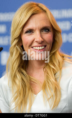 Berlino, Germania. 10 Febbraio, 2014. Attrice australiana Toni Collette assiste la conferenza stampa per un lungo cammino verso il basso alla 64a edizione del Festival del Cinema di Berlino a Berlino, Germania, 10 febbraio 2014. Il film è presentato in Berlinale sezione speciale della Berlinale, che corre dal 06 febbraio al 16 febbraio 2014. Foto: Tim Brakemeier/dpa/Alamy Live News Foto Stock