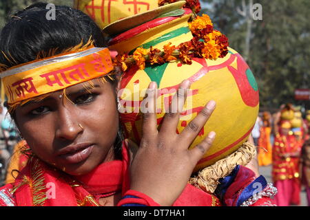 A sud di Maidan di Gandhi, Patna, Bihar, in India, 11 febbraio 2014. Kalas yatra processione, uno sconosciuto e meno popolare religioso indù festival di Patna quando le donne decorare se stessi e portare Gange acqua a un tempio situato a Devi Talab di fare 'Pranpratistha'. Credito: Rupa Ghosh/Alamy Live News. Foto Stock