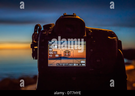 Fotocamera reflex digitale torna con il tramonto immagine sullo schermo. Canon EOS 5D Mark III. Foto Stock