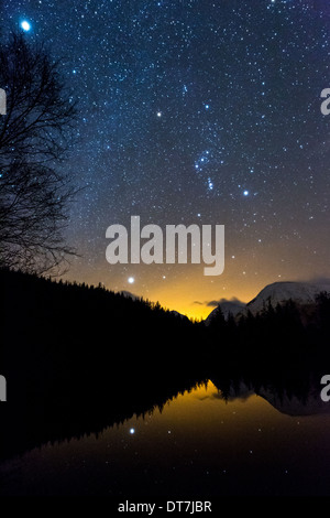 Astronomia fotografia che mostra la costellazione di Orione & nebulosa di Orione Sirio, Giove riflette in Glencoe Lochan, Scotland Regno Unito Foto Stock