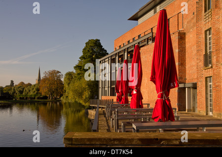 Il fiume Avon e la terrazza dell'RSC guardando verso la Chiesa della Santa Trinità Foto Stock