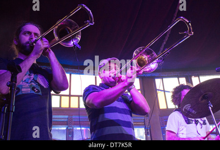 Grandi ustioni cena 2014, Dumfries, Hackney Colliery Band che suona il trombone all'interno della Spiegeltent Foto Stock