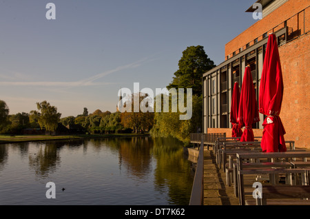 Il fiume Avon e la terrazza dell'RSC guardando verso la Chiesa della Santa Trinità Foto Stock