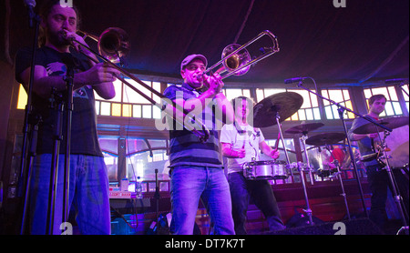 Grandi ustioni cena 2014, Dumfries, Hackney Colliery Band che suona all'interno della Spiegeltent Foto Stock