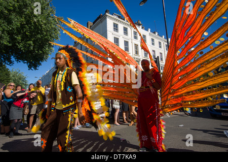 Uomo in un raffinato costume di carnevale, prendendo parte alla processione di strada, il carnevale di Notting Hill, Londra, Inghilterra Foto Stock