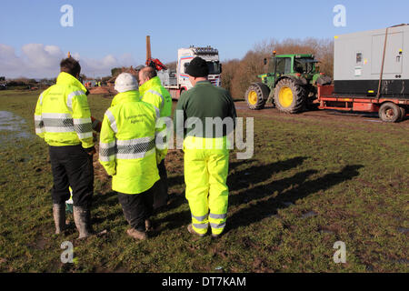 Moorland Stazione di pompaggio, vicino Burrowbridge, livelli di Somerset, Regno Unito - 11 febbraio 2014. Agenzia per l'ambiente personale pianificare la distribuzione di due grandi assistita da vuoto pompe per pompare acqua nell'adiacente Fiume Parrett nuovi membri. La 450SH pompe hanno una capacità massima di 4500 m3 per ora. Foto Stock