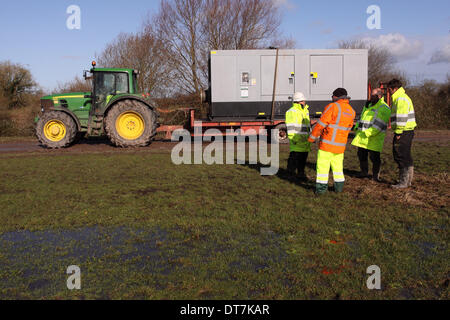 Moorland Stazione di pompaggio, vicino Burrowbridge, livelli di Somerset, Regno Unito - 11 febbraio 2014. Agenzia per l'ambiente personale pianificare la distribuzione di due grandi assistita da vuoto pompe per pompare acqua nell'adiacente Fiume Parrett nuovi membri. La 450SH pompe hanno una capacità massima di 4500 m3 per ora. Foto Stock