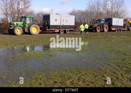 Moorland Stazione di pompaggio, vicino Burrowbridge, livelli di Somerset, Regno Unito - 11 febbraio 2014. Agenzia per l'ambiente personale pianificare la distribuzione di due grandi 450SH assistita da vuoto pompe per pompare acqua nell'adiacente Fiume Parrett nuovi membri. Foto Stock