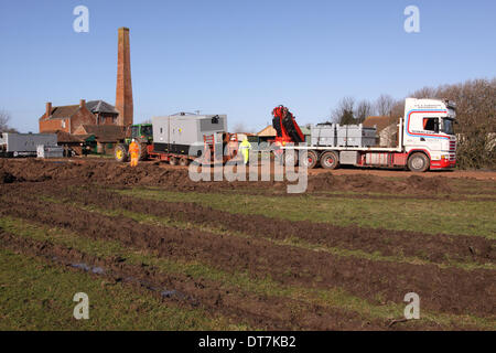 Moorland Stazione di pompaggio, vicino Burrowbridge, livelli di Somerset, Regno Unito - 11 febbraio 2014. Agenzia per l'ambiente personale pianificare la distribuzione di due grandi assistita da vuoto pompe per pompare acqua nell'adiacente Fiume Parrett nuovi membri. La 450SH pompe hanno una capacità massima di 4500 m3 per ora. Foto Stock