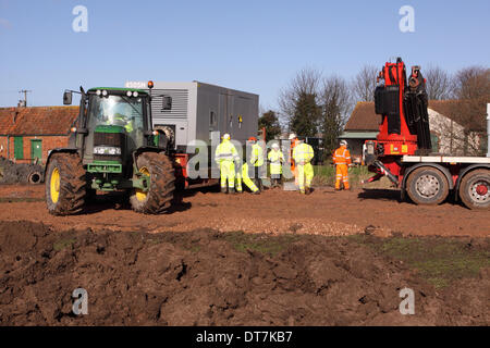 Moorland Stazione di pompaggio, vicino Burrowbridge, livelli di Somerset, Regno Unito - 11 febbraio 2014. Agenzia per l'ambiente personale pianificare la distribuzione di due grandi assistita da vuoto pompe per pompare acqua nell'adiacente Fiume Parrett nuovi membri. La 450SH pompe hanno una capacità massima di 4500 m3 per ora. Le pompe nuove sono arrivati a mezzogiorno e l'Agenzia piano per portare in sei pompe in totale. Foto Stock