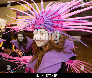 Grandi ustioni cena 2014, Homecoming Carnevale attraverso le strade di Dumfries. Bambini in costume di attendere alla danza attraverso la città Foto Stock