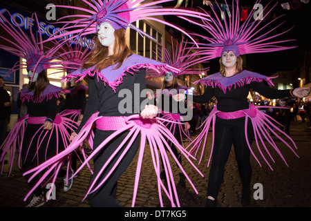 Grandi ustioni cena 2014, Homecoming Carnevale attraverso le strade di notte ballerini fanno la loro strada attraverso Dumfries town center Foto Stock