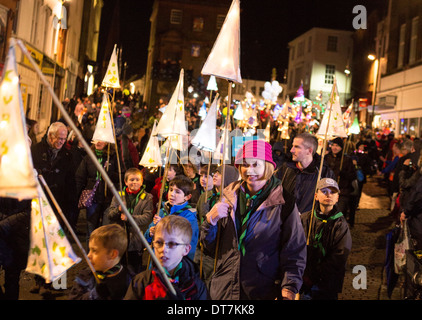 Grandi ustioni cena 2014, Homecoming Carnevale attraverso le strade di Dumfries, gruppi di comunità bambini processione lanterna Foto Stock