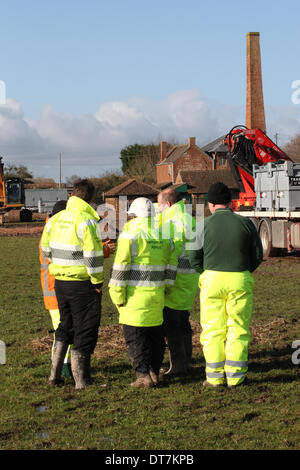 Moorland Stazione di pompaggio, vicino Burrowbridge, livelli di Somerset, Regno Unito - 11 febbraio 2014. Agenzia per l'ambiente personale pianificare la distribuzione di due grandi assistita da vuoto pompe per pompare acqua nell'adiacente Fiume Parrett nuovi membri. La 450SH pompe hanno una capacità massima di 4500 m3 per ora. Foto Stock