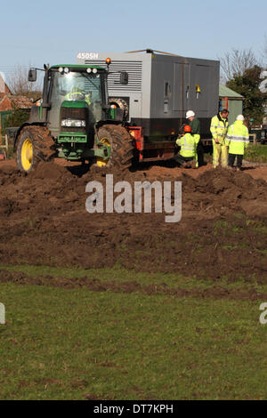 Moorland Stazione di pompaggio, vicino Burrowbridge, livelli di Somerset, Regno Unito - 11 febbraio 2014. Agenzia per l'ambiente personale pianificare la distribuzione di due grandi assistita da vuoto pompe per pompare acqua nell'adiacente Fiume Parrett nuovi membri. La 450SH pompe hanno una capacità massima di 4500 m3 per ora. Foto Stock