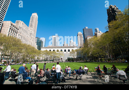 Un assolato pomeriggio di primavera in Bryant Park, Midtown Manhattan New York STATI UNITI D'AMERICA Foto Stock