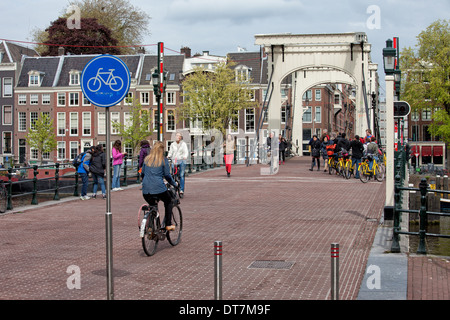 Persone su Skinny Bridge (Olandese: Magere Brug) sul fiume Amstel di Amsterdam, Olanda, Paesi Bassi Foto Stock