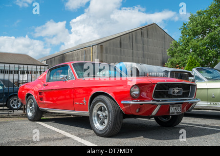 WEYBRIDGE, East Sussex, Regno Unito - 18 agosto: alla mostra annuale di Brooklands Motor Musei Mustang e nulla di American giorno nel mese di agosto 20 Foto Stock