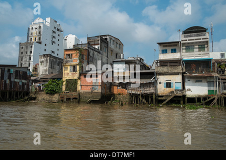 CAN THO, VIETNAM - 14 febbraio: scorrere verso il basso le case sulla banca del fiume Mekong il 26 gennaio 2014 a Can Tho, Vietnam. Foto Stock