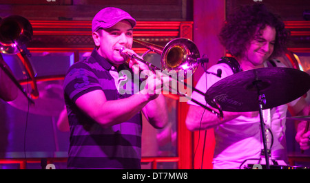 Grandi ustioni cena 2014, Dumfries, Hackney Colliery Band che suona all'interno della Spiegeltent Foto Stock