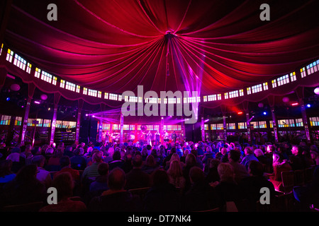 Grandi ustioni cena 2014, Hackney Colliery Band che suona all'interno della Spiegeltent Foto Stock