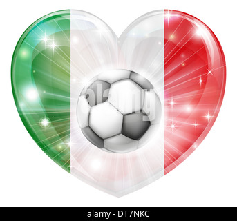 Italia Calcio bandiera a sfera amore cuore concetto con la bandiera italiana in una forma di cuore e di un pallone da calcio di volare Foto Stock