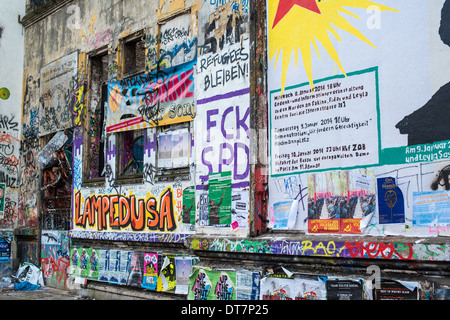 Amburgo, Germania - 8 febbraio 2014: la facciata della Rote Flora edificio, un vecchio teatro che è occupato come centro autonomo Foto Stock