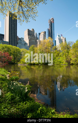 Riflessi nello stagno su una soleggiata giornata di primavera nel Central Park di New York City STATI UNITI D'AMERICA Foto Stock