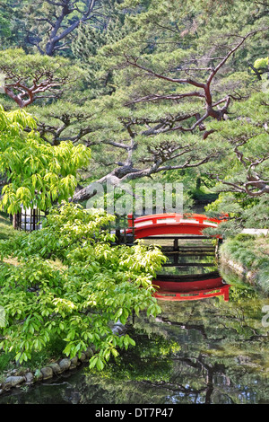 Orange tradizionale giapponese del ponte in un giardino giapponese - Ritsurin koen, Takamatsu, Chikoku, Giappone Foto Stock