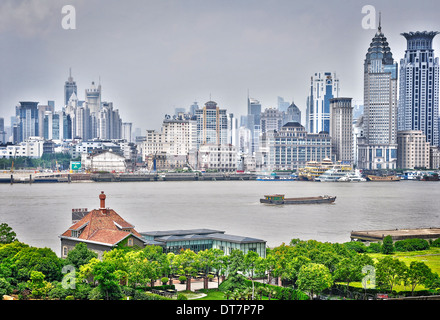 Shanghai, il Bund vista da Pudong e il fiume Huangpu Foto Stock