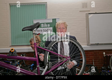 Bromley, Londra, Regno Unito. Xi Febbraio 2014,Boris Johnson, il sindaco di Londra ha posato per le foto durante una visita al locale di giovani detenuti nel centro di Bromley Credito: Keith Larby/Alamy Live news Foto Stock