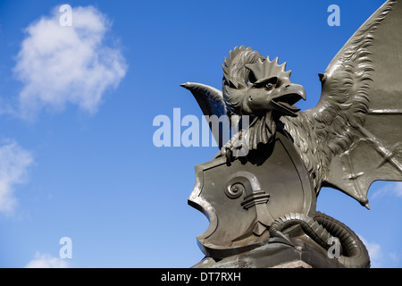 Fotografia del basilisco statua a ponte Wettstein a Basilea in Svizzera. Foto Stock