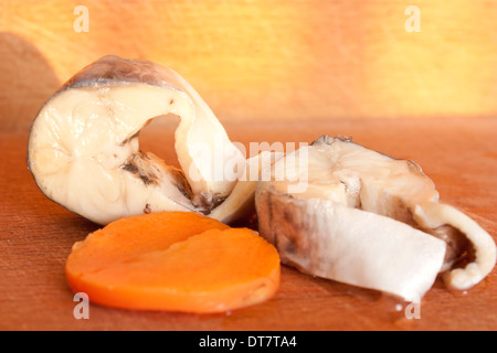 Le aringhe marinate rotoli e la carota sulla tavola di legno Foto Stock