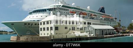 Una panoramica di immagini della Norwegian Majesty, ormeggiata presso il comune di San Giorgio a Bermuda. Foto Stock