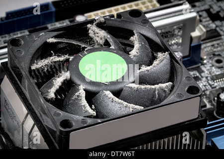 Vecchio sporco computer ventola della CPU con un sacco di polvere Foto Stock