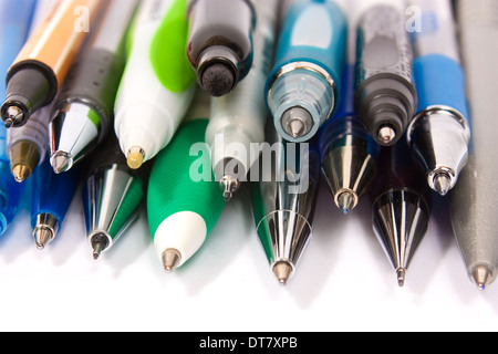 Colorato di penne a sfera su sfondo bianco Foto Stock