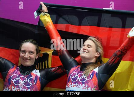 Krasnaya Polyana, Russia. Xi Febbraio, 2014. Per la prima volta immessi Natalie Geisenberger (R) e il secondo posto Tatjana Huefner di Germania celebra dopo la vittoria delle donne Luge Singles eseguito nel centro di scorrimento Sanki a Sochi 2014 Giochi Olimpici, Krasnaya Polyana, Russia, 11 febbraio 2014. Foto: Frederik von Erichsen/dpaMichael Kappeler/dpa/Alamy Live News Foto Stock