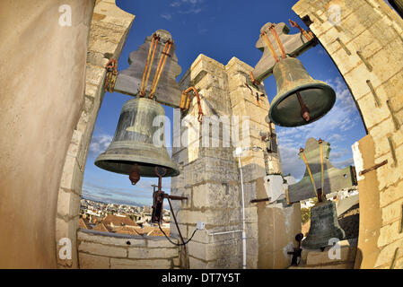 Il Portogallo, Algarve, Faro, Cattedrale Sé Catedral, Cattedrale di Faro, torre campanaria, tre campane, medievale, di mezza età, viaggi, turismo, turismo chiesa cattolica, Vista panoramica, Nikon obiettivo fisheye, 16mm, viaggi destini in Portogallo, autorizzate verbali, ci Foto Stock