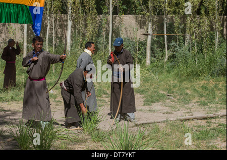 Ladakhi uomini di prendere parte ad un torneo di tiro con l'arco a Thiksey, (Ladakh) Jammu e Kashmir India Foto Stock