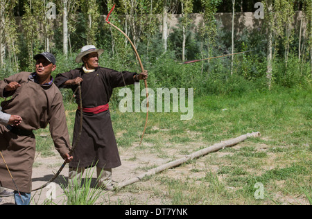 Ladakhi uomini di prendere parte ad un torneo di tiro con l'arco a Thiksey, (Ladakh) Jammu e Kashmir India Foto Stock