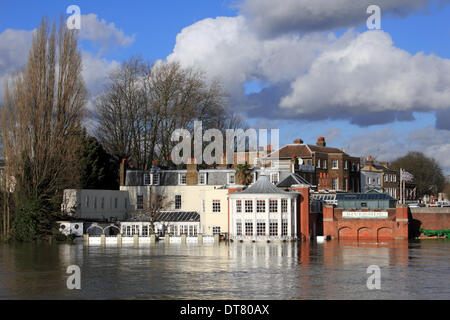 Hampton Court, Greater London, England, Regno Unito. Il 10 febbraio 2014. Dopo le eccezionali livelli di pioggia in tutto il Regno Unito, il fiume Tamigi è in aumento in Hampton Court Bridge e il Mitre Hotel e ristorante Riverside sono alla ricerca sempre più vulnerabile alle inondazioni. Credito: Julia Gavin/Alamy Live News Foto Stock