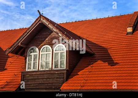 Vecchia soffitta di windows in un tetto di tegole. Foto Stock