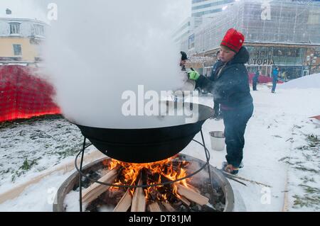 Umea, Vasterbotten, Svezia. Il 1° febbraio 2014. 1 febbraio 2014, Umea, Svezia: weekend apertura feste come la città di Umea, Svezia è stato introdotto come il 2014 Capitale della cultura dell'Europa promantly visualizzati cultura Sami e dogana. Questo tipico rifugio Sami, costituito da un enorme pentola bollente brodo di cottura della carne di renna su un fuoco aperto circondato da pelliccia-pavimento coperto, è qui installato a Radhustorget, Umea la piazza principale. © Rob Schoenbaum/ZUMA filo/ZUMAPRESS.com/Alamy Live News Foto Stock