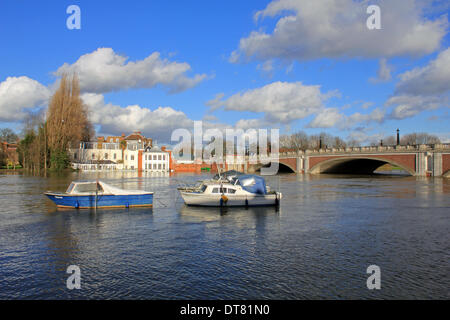 Hampton Court, Greater London, England, Regno Unito. Il 10 febbraio 2014. Dopo le eccezionali livelli di pioggia in tutto il Regno Unito, il fiume Tamigi è in aumento in Hampton Court Bridge e il Mitre Hotel e ristorante Riverside sono alla ricerca sempre più vulnerabile alle inondazioni. Credito: Julia Gavin/Alamy Live News Foto Stock