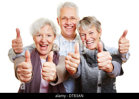Tre senior felici le persone tenendo i pollici fino Foto Stock