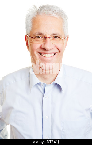 Colpo alla testa di sorridere senior l uomo con gli occhiali e i capelli grigi Foto Stock
