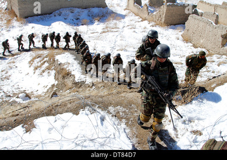 Esercito Nazionale Afghano commando reclute capo indietro a loro caserme nella neve dopo un esercizio di formazione presso il Camp Commando 9 febbraio 2014 vicino a Kabul, Afghanistan. Foto Stock